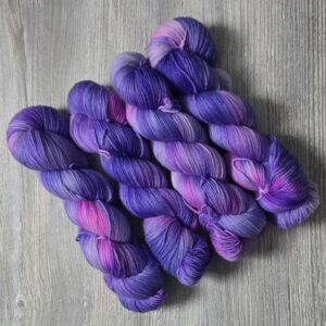 Luminescent Shell on Leo Fingering Base